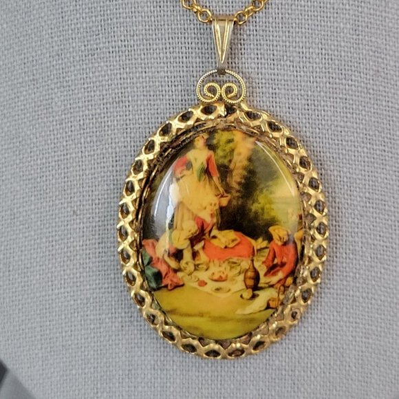 Womens Gold Tone Round Link Chain Colonial Scene Pendant Necklace Earrings Set - Picture 4 of 10